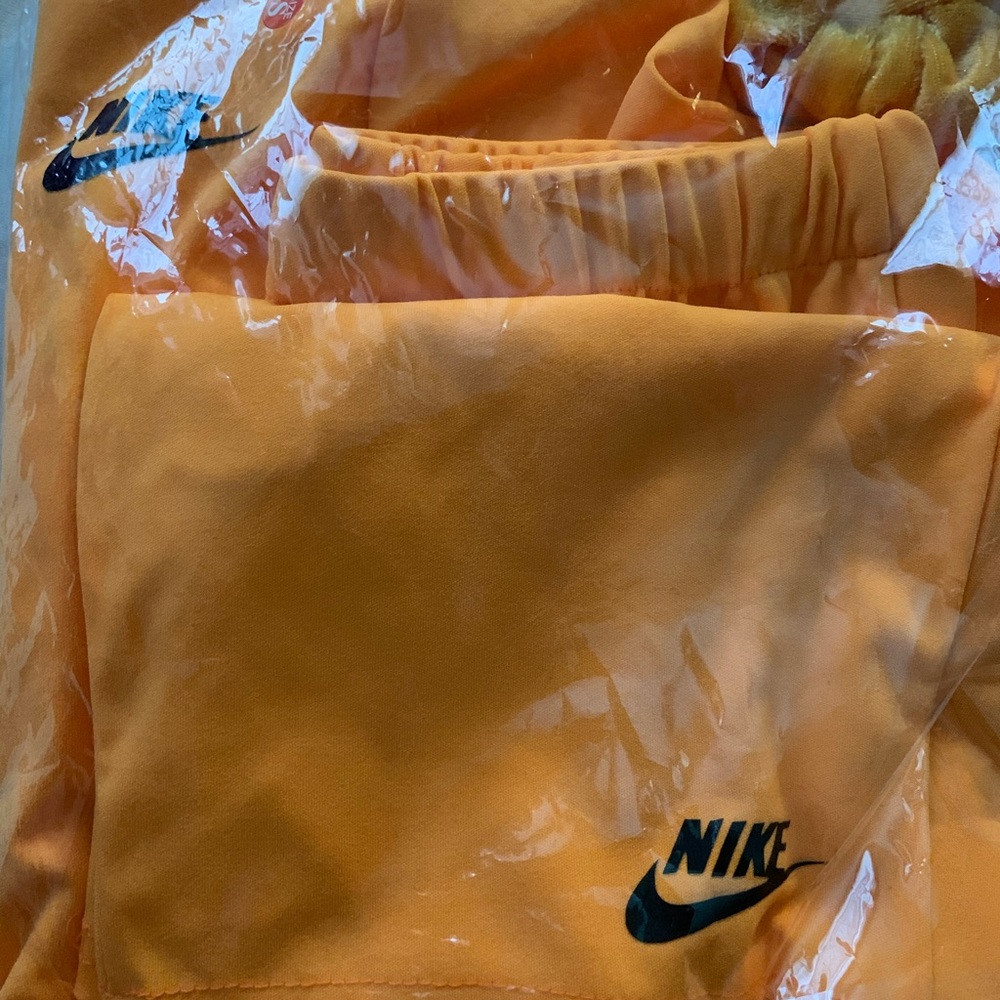 Nike shirt and shorts set. Comes with a scrunchie. Never been used!